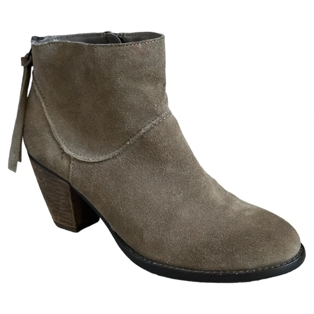 Steve Madden Milaan Tan Suede 8 Classic Ankle Booties Taupe Burnished Toe